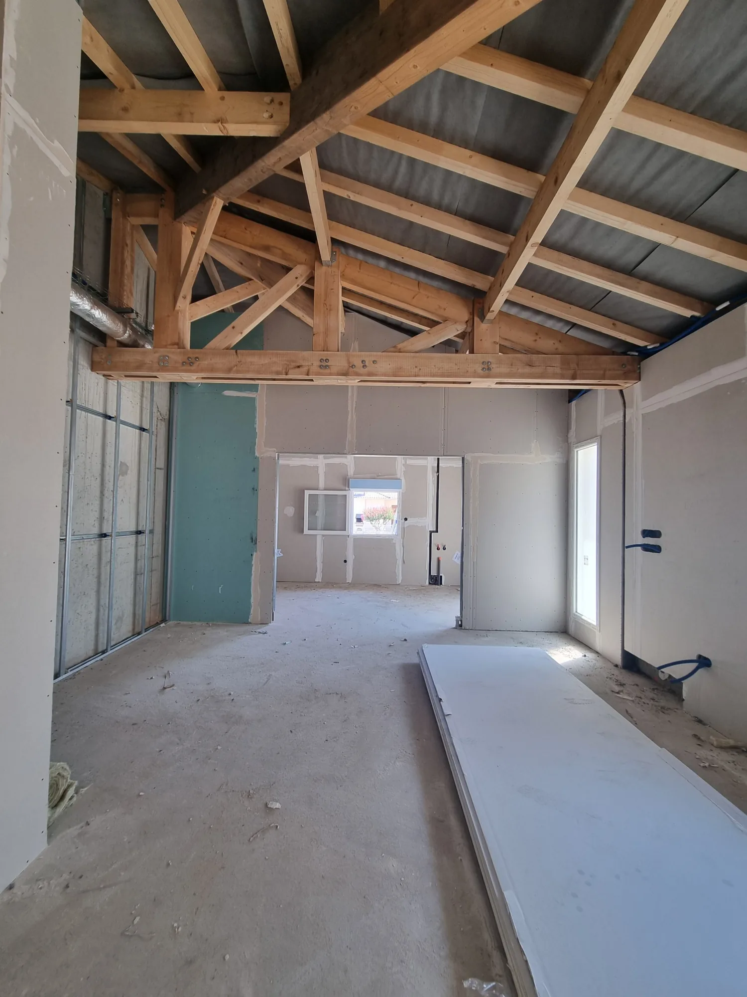 Photo de chantier de l'atelier, charpente apparente